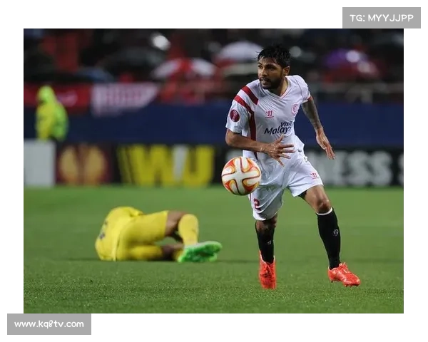 小球迷场边高举支持牌，成为西甲赛场温暖风景